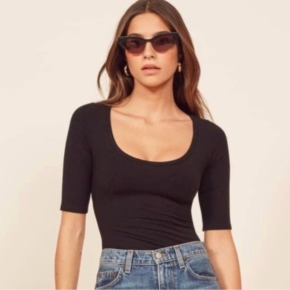 Reformation Delia ribbed scoop neck top EUC